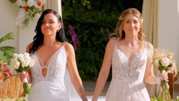 Mélanie et Lucile, candidates de Mariés au premier regard, lors de leur mariage à la télévision.