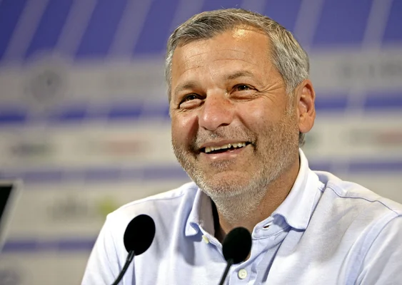 Bruno Genesio souriant lors d'une interview.