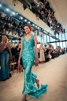 Robe à sequins présentée lors du défilé Chanel Cruise 2026-2027 à Biarritz.