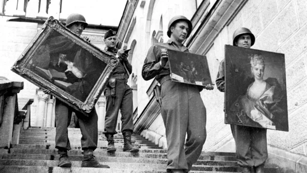 Soldats transportant des œuvres d'art spoliées pendant la Seconde Guerre mondiale.