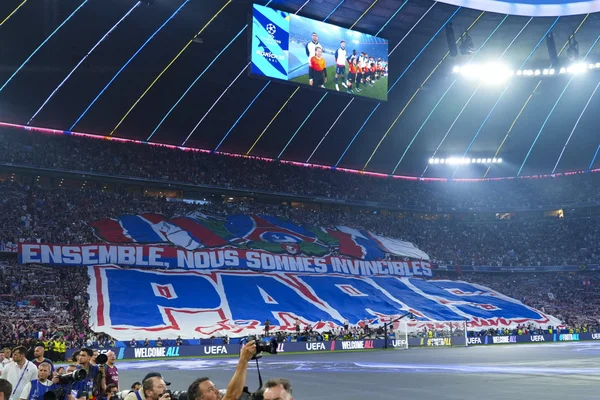 Tifo géant des supporters du PSG affichant le message 'Ensemble, nous sommes invincibles'.