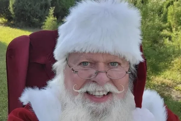 Portrait du suspect de 68 ans déguisé en Père Noël, arrêté en Floride.