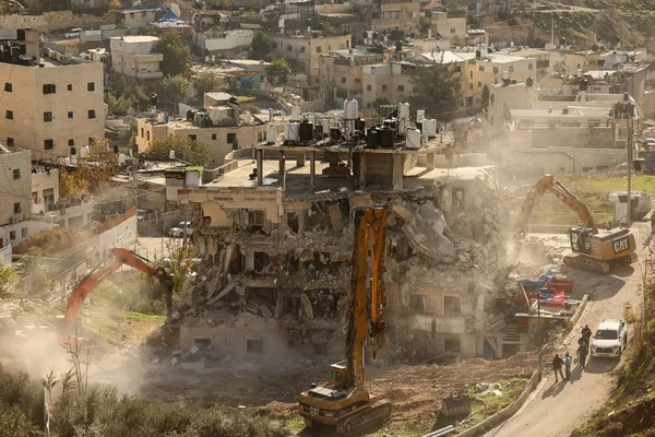 À Jérusalem-Est, des Palestiniens démunis face aux bulldozers israéliens : démolition d'un immeuble résidentiel.