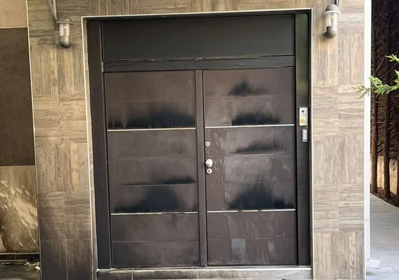Détail des portes d'une synagogue à Skopje après l'attaque.