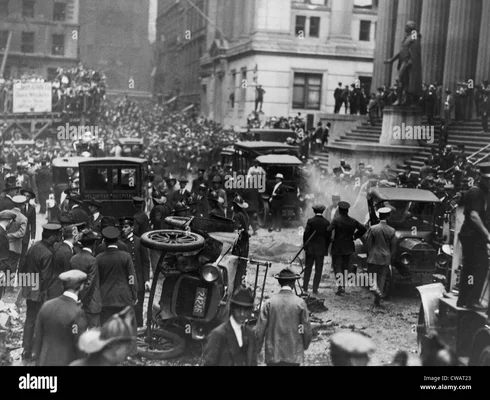 L'attentat de Wall Street : une automobile renversée et des débris d'explosion devant le gouvernement fédéral au hall vaste et la rue Wall à New York, le 16 septembre 1920.