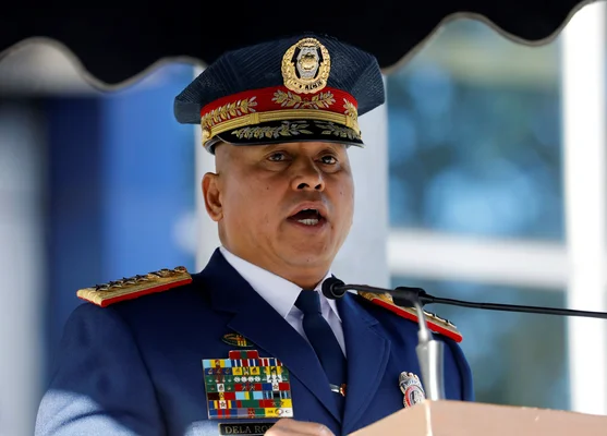 Le sénateur philippin Bong Go, en uniforme militaire, s'adressant à la presse.