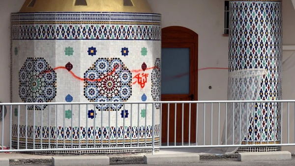 Dégradations par graffitis sur la mosquée d'Agen.