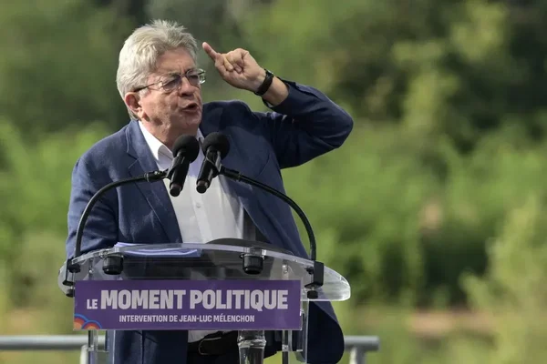 Jean-Luc Mélenchon lors d'une intervention politique à un pupitre.