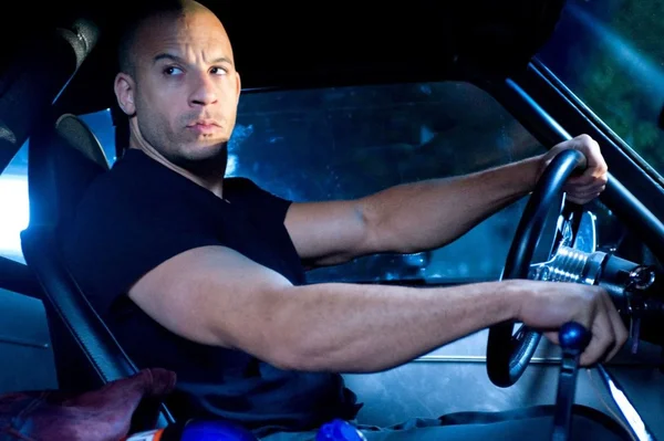 Vin Diesel au volant d'une voiture dans une scène de Fast & Furious.