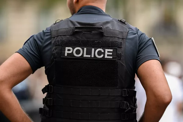Un agent de police sur les lieux du drame à Toulon.