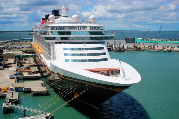 Le Disney Dream amarré à un quai.