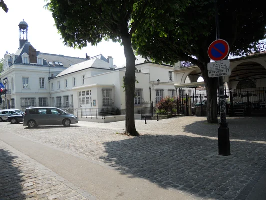 Vue d'une rue de Bry-sur-Marne avec son architecture classique et son marché.