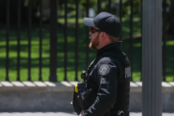 Agent des forces de l'ordre en service à Agen.