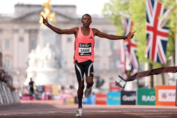 Sabastian Sawe franchissant la ligne d'arrivée pour devenir la première personne à courir un marathon en moins de deux heures.