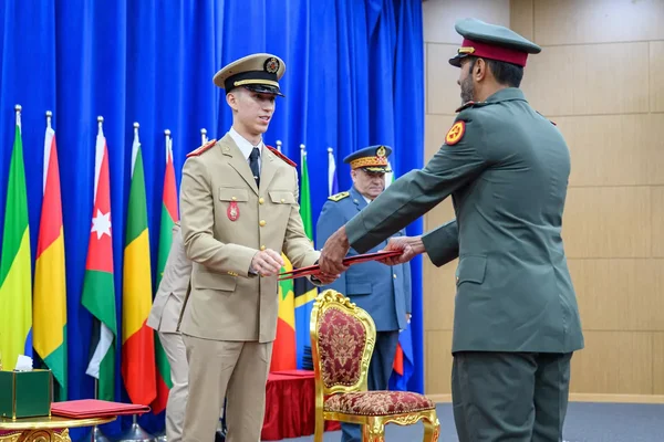 Le prince héritier Moulay El Hassan lors d'une cérémonie officielle recevant un document administratif.