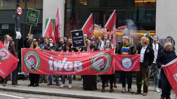 Manifestation de l'IWGB devant les locaux de Rockstar pour protester contre des licenciements liés à l'activité syndicale.