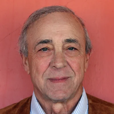 Philip Caputo, auteur de « Rumeur de guerre », photographié en plan serré.