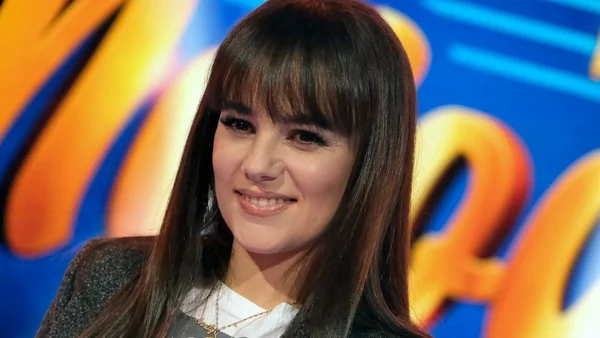 Alizée, portrait récent souriant dans une veste grise