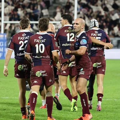 L'Union Bordeaux Bègles en match, avec des joueurs en tenue bordeaux et marine.