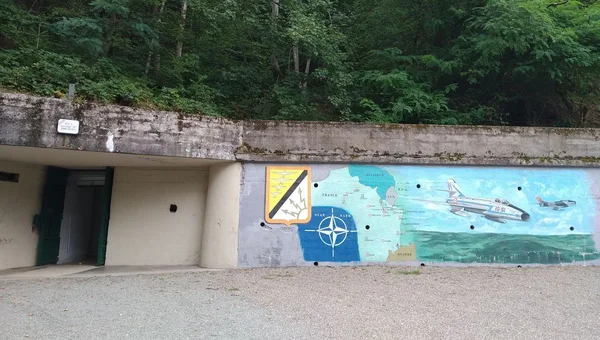 Entrée du bunker de la base secrète du mont Salbert (Belfort), décorée d'une fresque aux couleurs de l'OTAN.