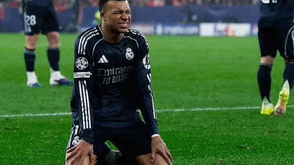 Kylian Mbappé sous le maillot du Real Madrid, visiblement affecté.