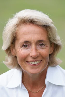 Caroline Cayeux, maire de Beauvais, photographiée en portrait souriant.