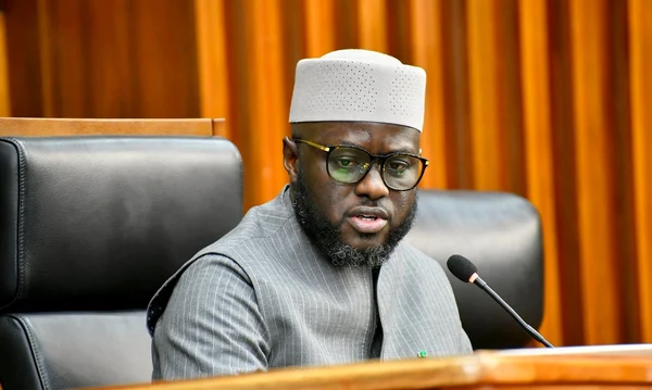 El Malick Ndiaye prenant la parole lors d'une conférence de presse.