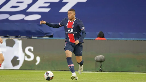 Kylian Mbappé, sous les couleurs du PSG, en action lors d'une rencontre officielle.