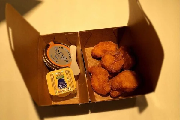 Menu nuggets au caviar de Burger King à Paris : nuggets, caviar Astara et moutarde Heinz.