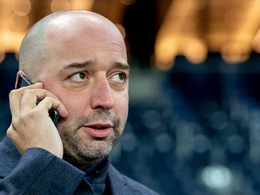 Gérard Lopez, propriétaire des Girondins, au téléphone, l'air préoccupé.