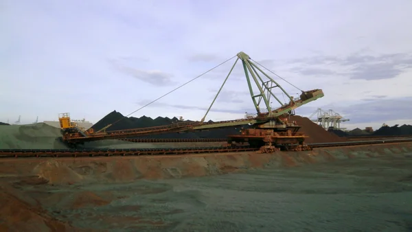 La roue-pelle de l'usine ArcelorMittal de Fos-sur-Mer, en activité depuis 1974.