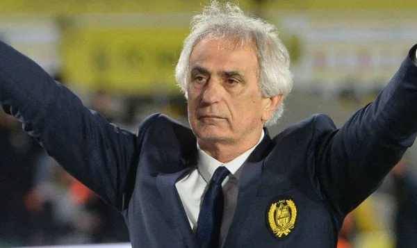 Vahid Halilhodzic célébrant ou réagissant sur le terrain.