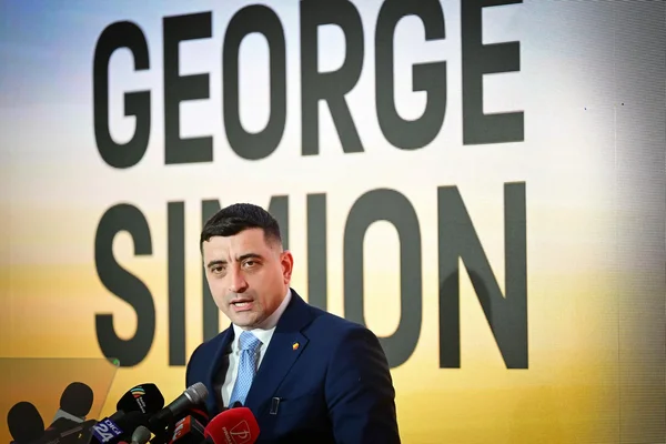 George Simion, le candidat d'extrême droite vainqueur du premier tour de la présidentielle roumaine, lors d'une conférence de presse.