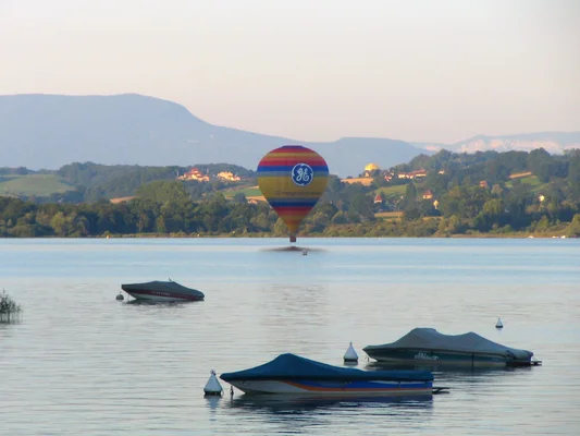 Montgolfière au-dessus du lac de Paladru, un paysage paisible de l'Isère.