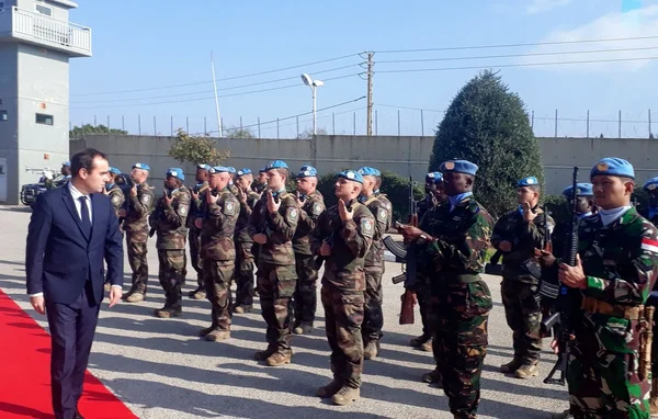 Le ministre des Armées Sébastien Lecornu passe en revue des soldats français de la Finul au Liban.