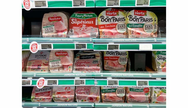 Rayons de jambon sous vide dans un supermarché, contexte de distribution des lardons Herta.