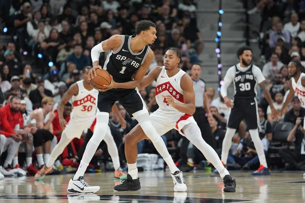Wembanyama dribble face à un défenseur des Raptors.