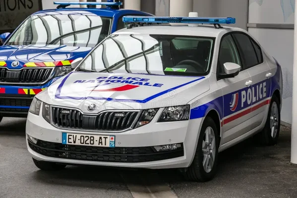 Véhicules de patrouille de la Police nationale française stationnés.