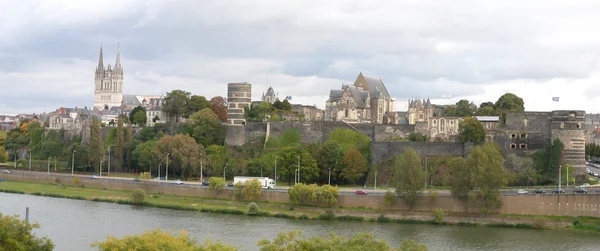 Vue panoramique d'Angers depuis les rives de la Maine, avec le château et la cathédrale en arrière-plan.