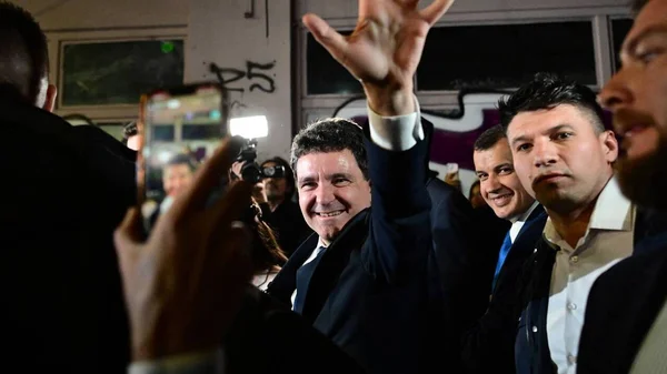Nicusor Dan, vainqueur de la présidentielle roumaine, saluant ses partisans après sa victoire face à l'extrême droite.