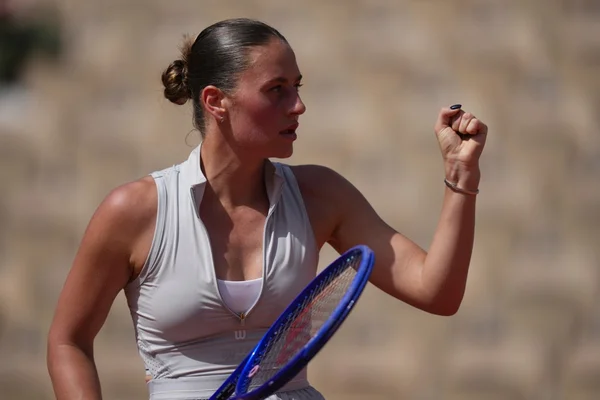 Marta Kostyuk, le poing levé, savoure sa victoire au premier tour.