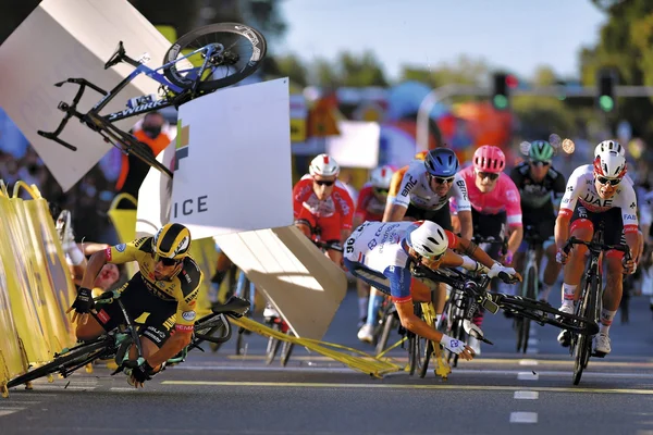 Chute spectaculaire dans le peloton lors d'une course cycliste professionnelle.
