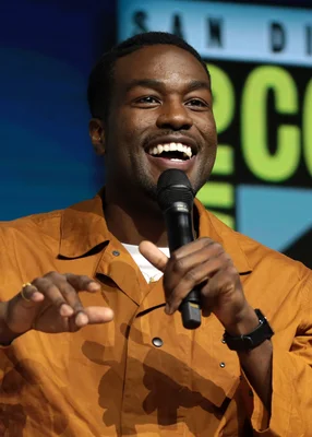 Yahya Abdul-Mateen II s'adressant à la presse lors d'une conférence.