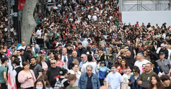 Des milliers de manifestants pro-UE rassemblés dans les rues de Tbilissi en marge des célébrations du jour de l'indépendance.