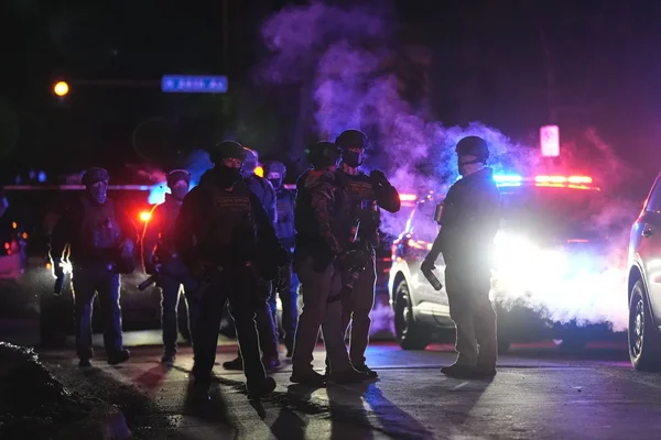Agents de l'ICE déployés dans une rue de Minneapolis lors de l'incident.