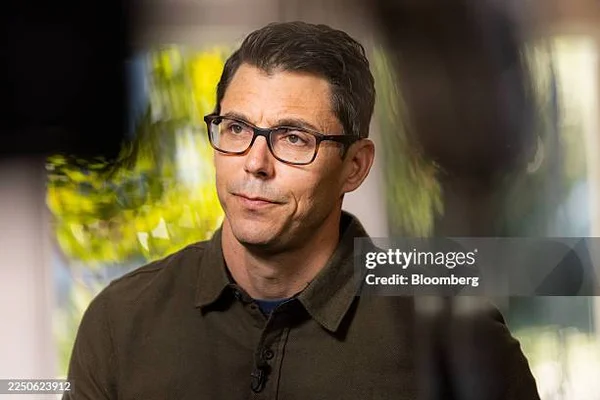 RJ Scaringe, fondateur et PDG de Rivian, lors d'une interview