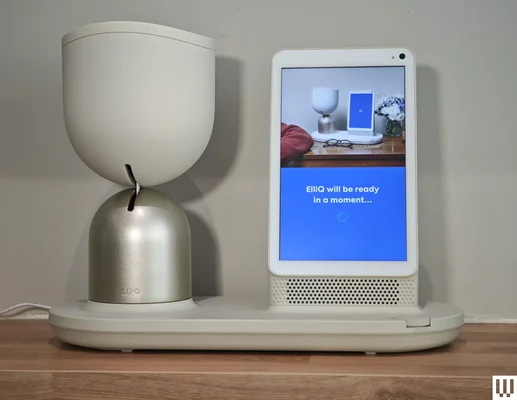 Le robot ElliQ dans sa version standard avec écran tablette.
