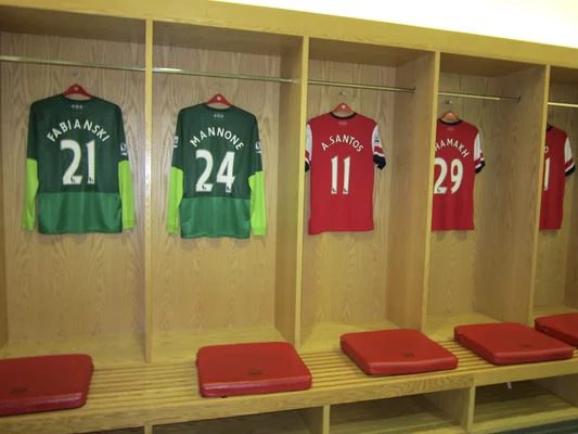 Vestiaire du stade Emirates d'Arsenal FC avec les maillots de joueurs comme Fabianski et Chamakh