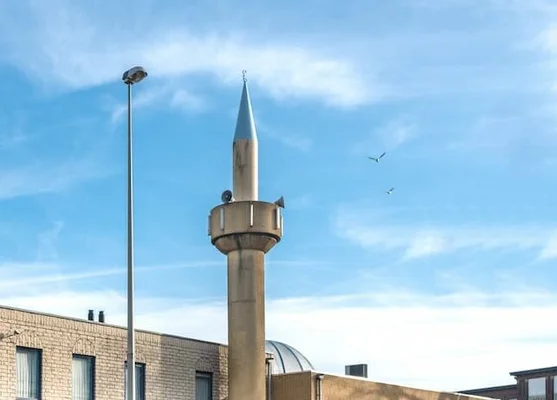Minaret d'une mosquée, symbole des lieux de culte pouvant diffuser des appels à la prière.