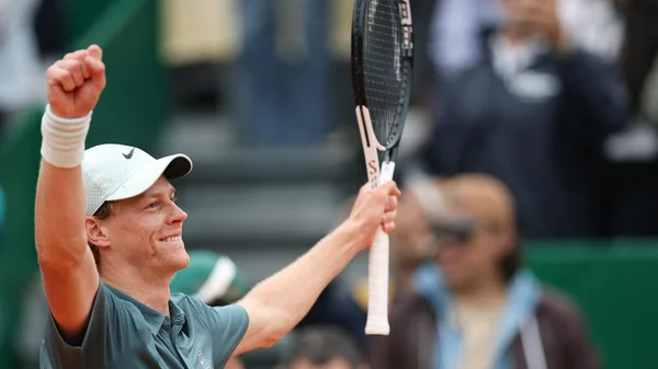 Jannik Sinner célèbre son titre à Monte-Carlo.
